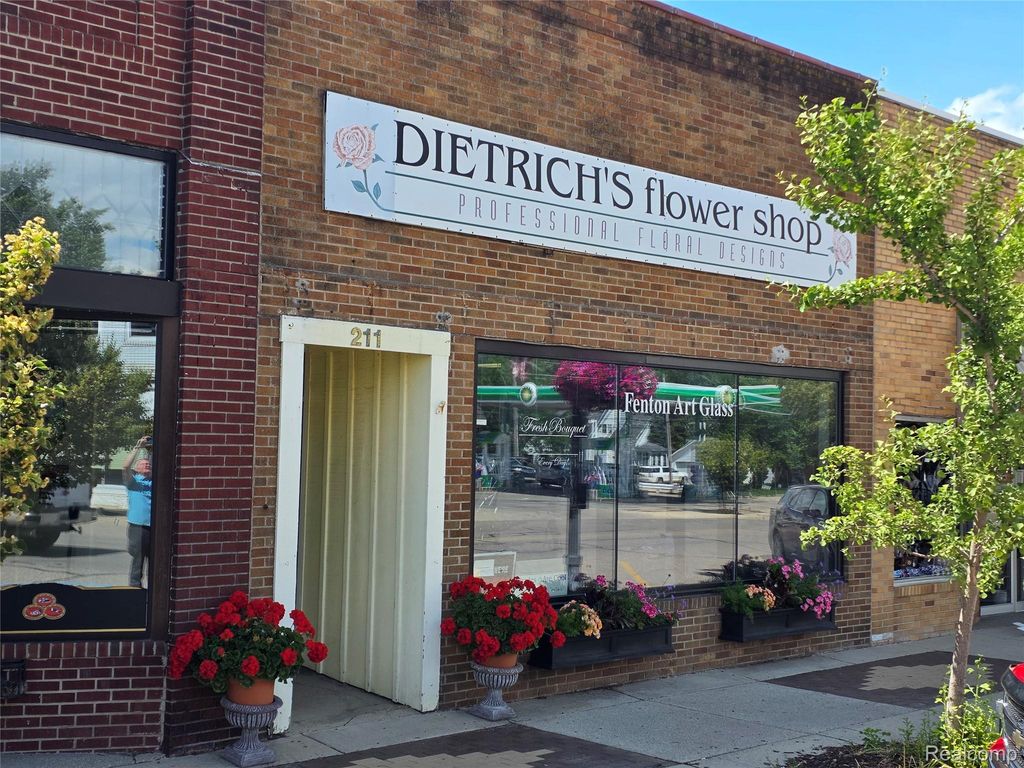 211 N Saginaw Street, Durand city