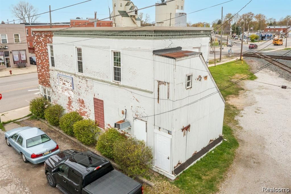 910 Monroe Street, Carleton village