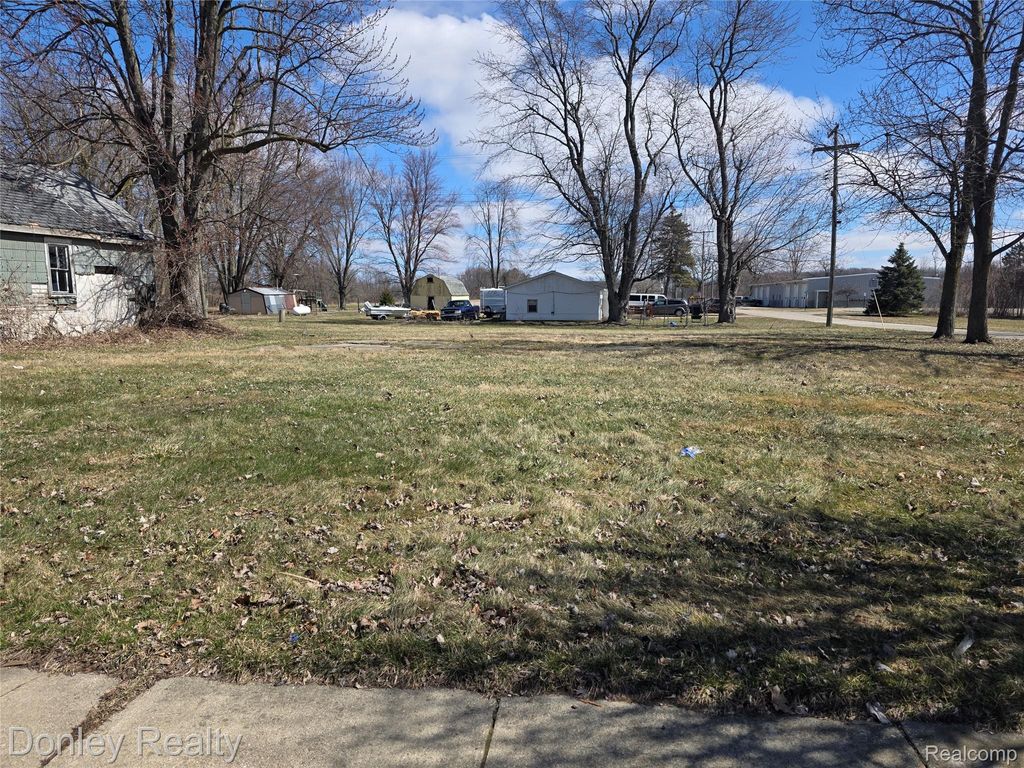 9620 Main, Clifford village