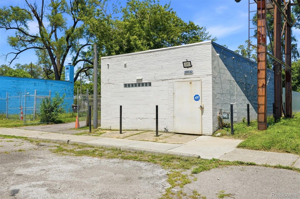 19512 Schoolcraft, Detroit city
