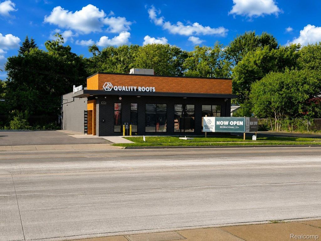 41 E Walton Boulevard, Pontiac city