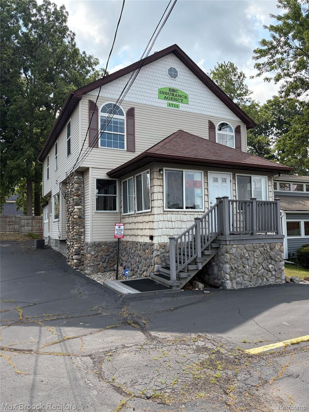 1711 Cass Lake Road, Keego Harbor city