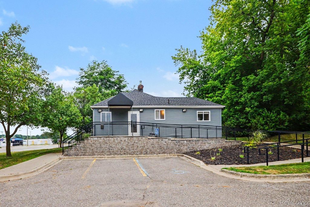 3821 Elizabeth Lake Road, Waterford charter township