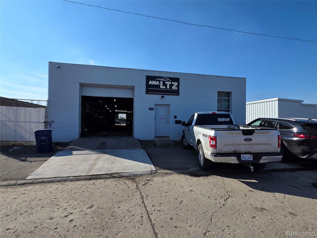12317 Woodbine Street, Redford charter township