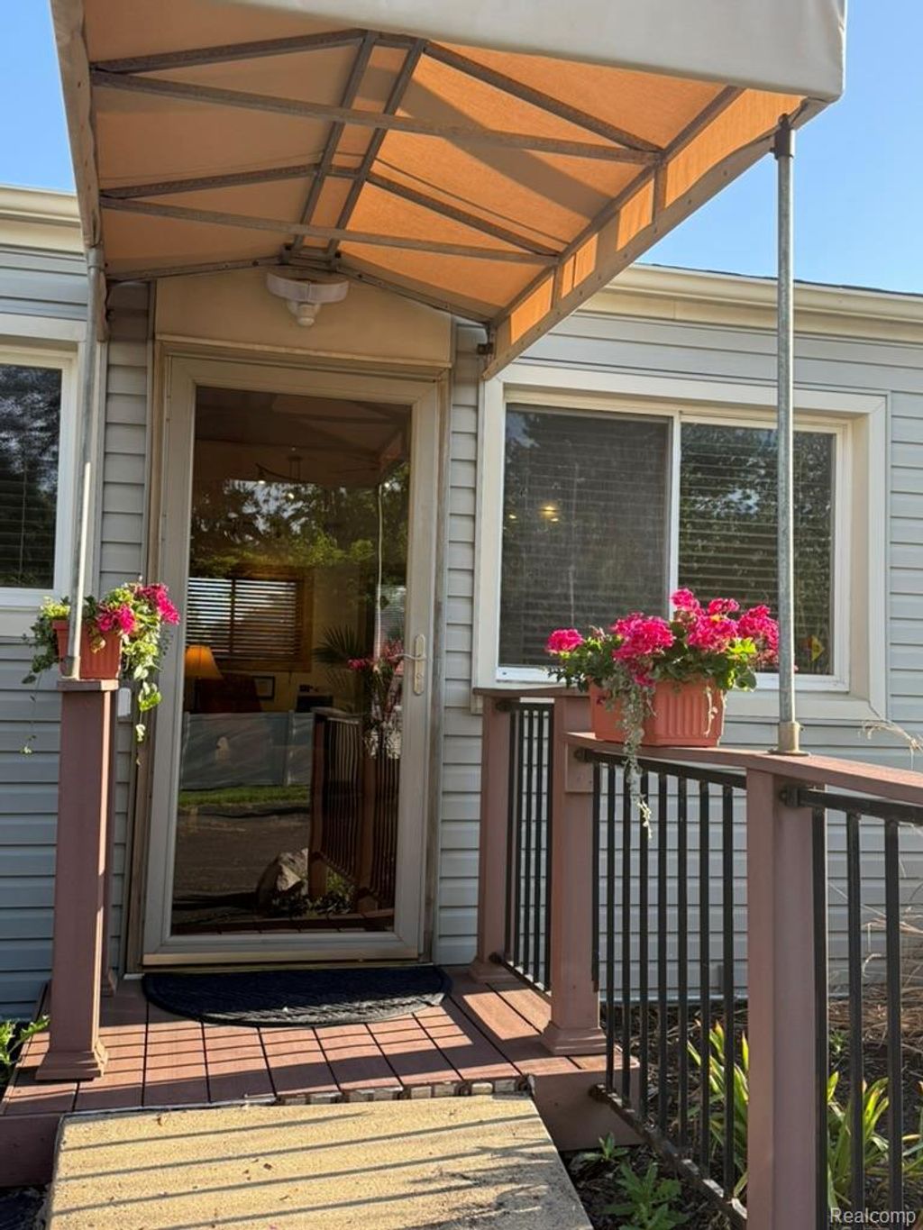 5619 Highland Road, Waterford charter township