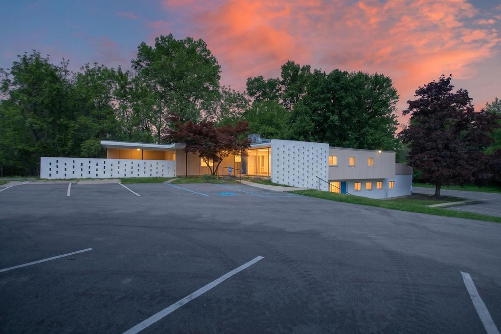 2532 Spring Arbor Road, Summit township