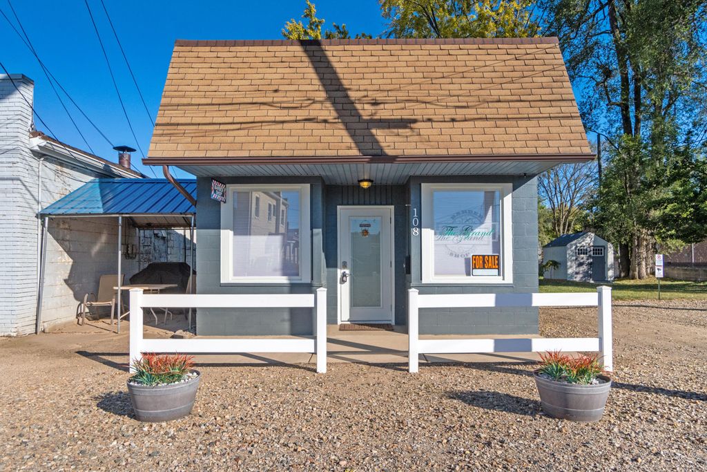 108 Grand Street, Leoni township