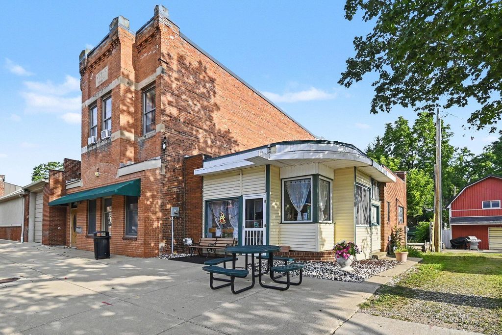108 E Bellevue Street, Leslie city