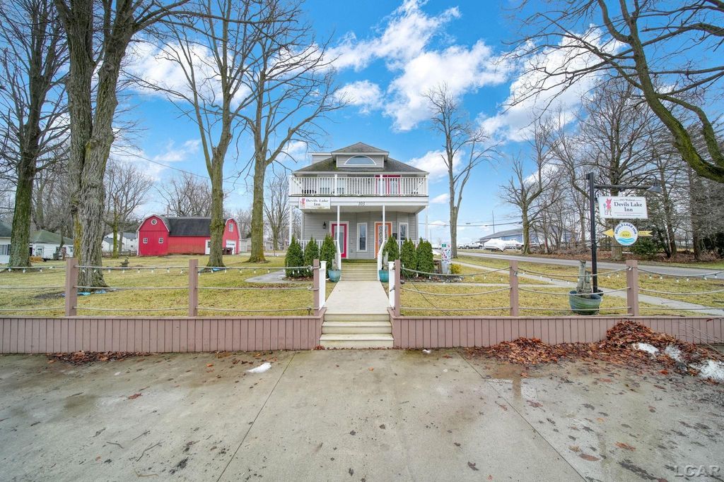103 Walnut St, Rollin township