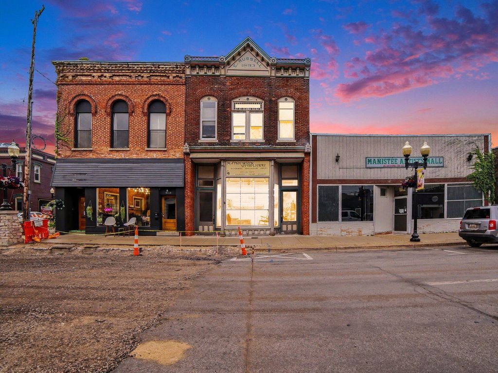 435 River Street, Manistee city