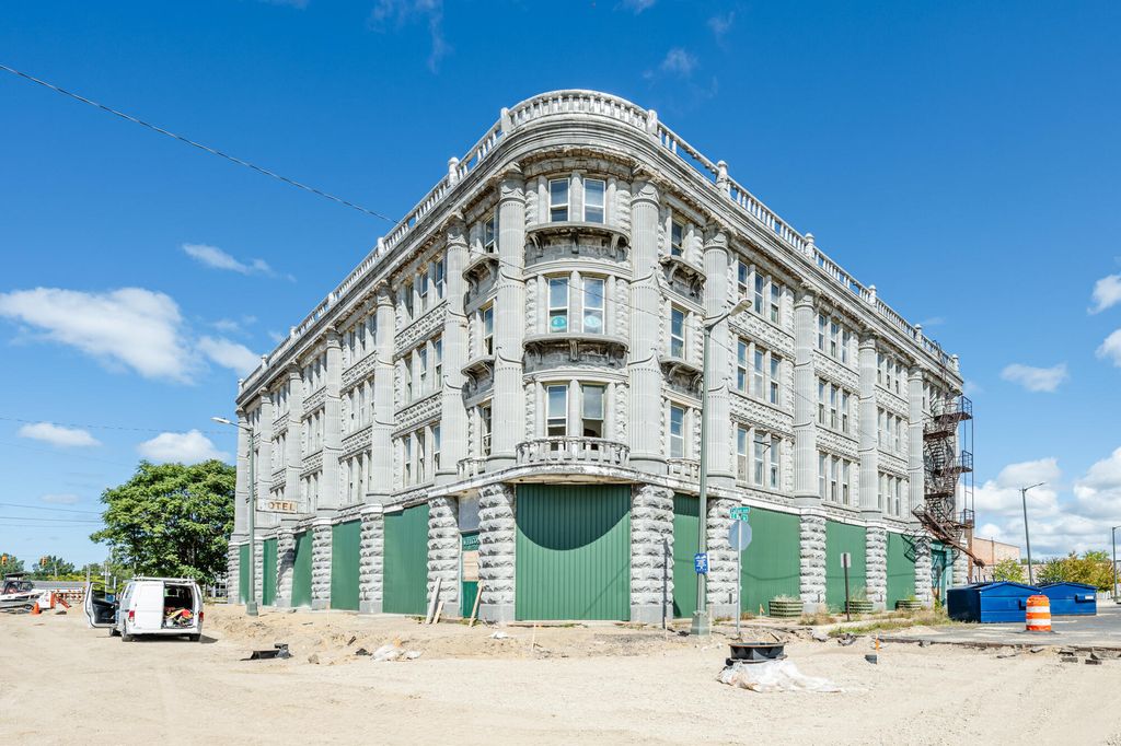 93 W Wall Street, Benton Harbor city
