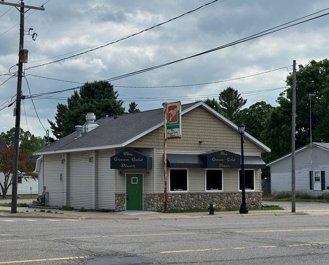 201 W 7th St, Evart