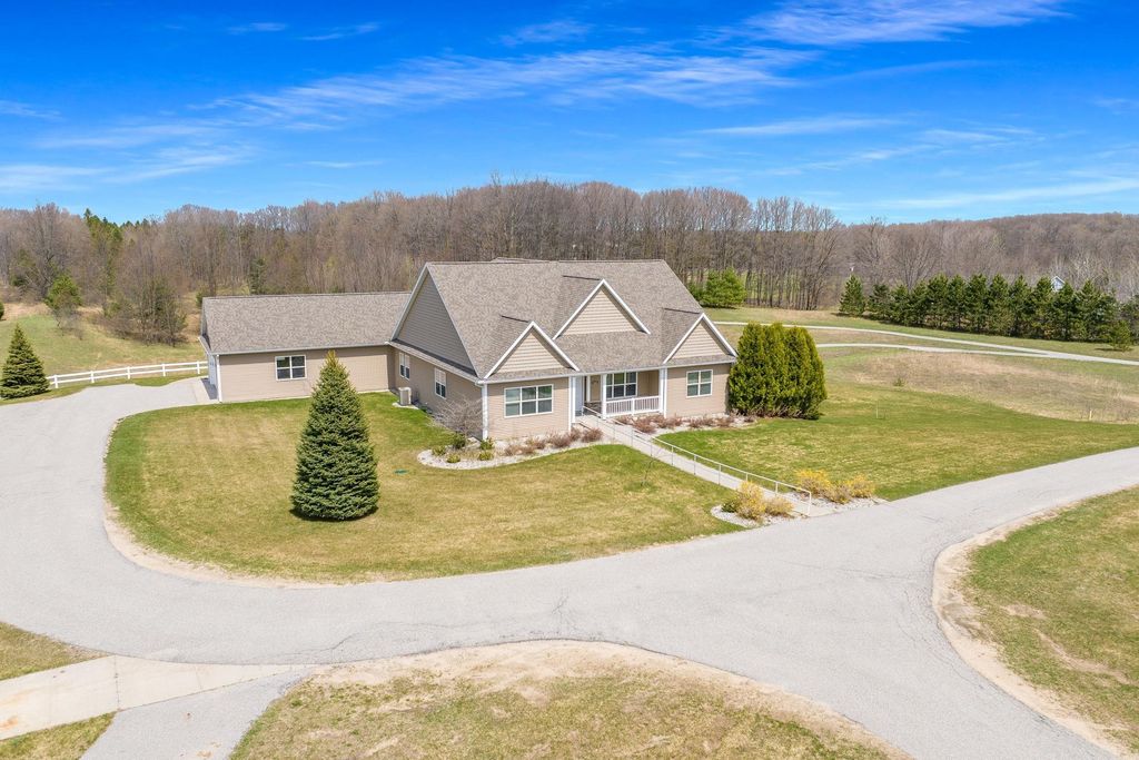 3255 Mahoney, East Bay township