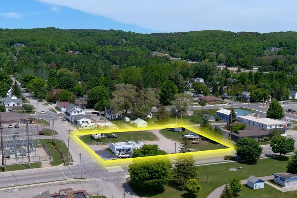 903 Main St, Crystal Lake township
