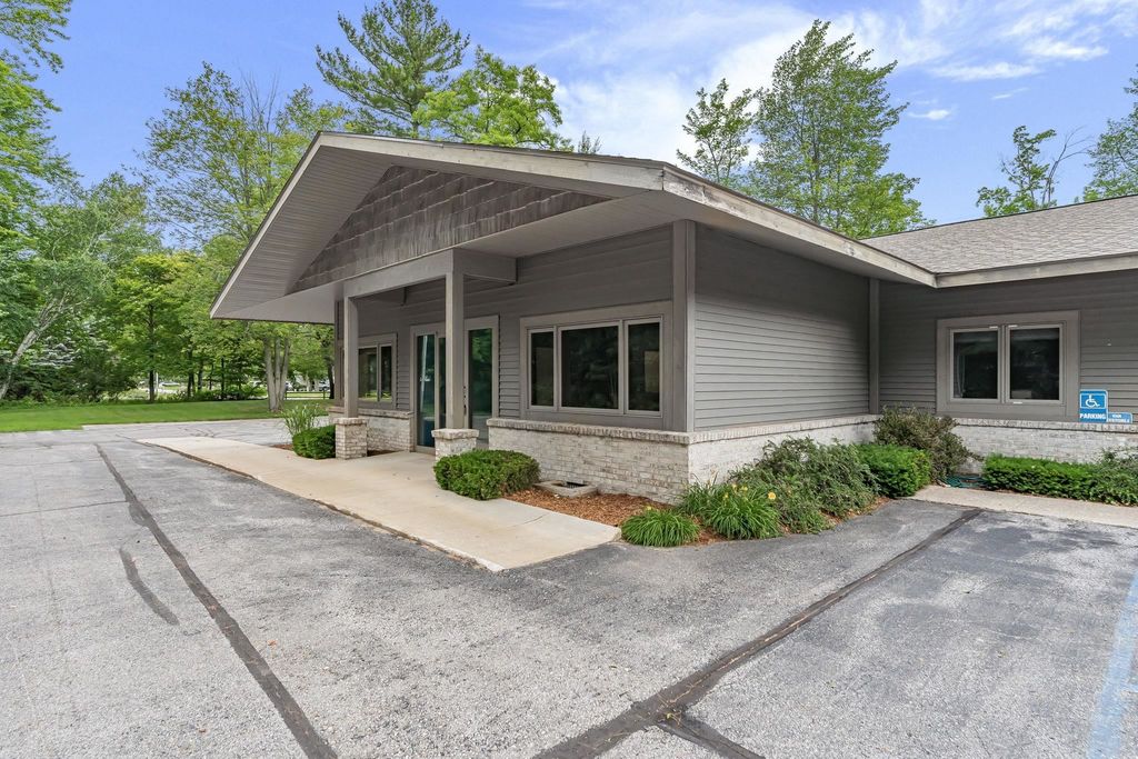 3819 N Four Mile, East Bay township