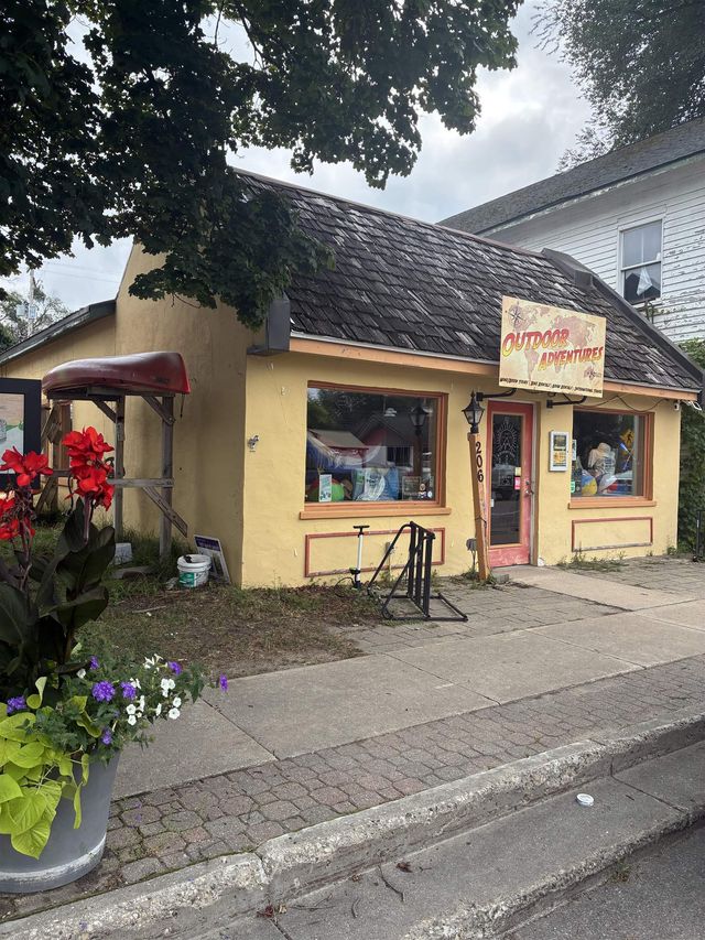 206 N Bridge St, Bellaire