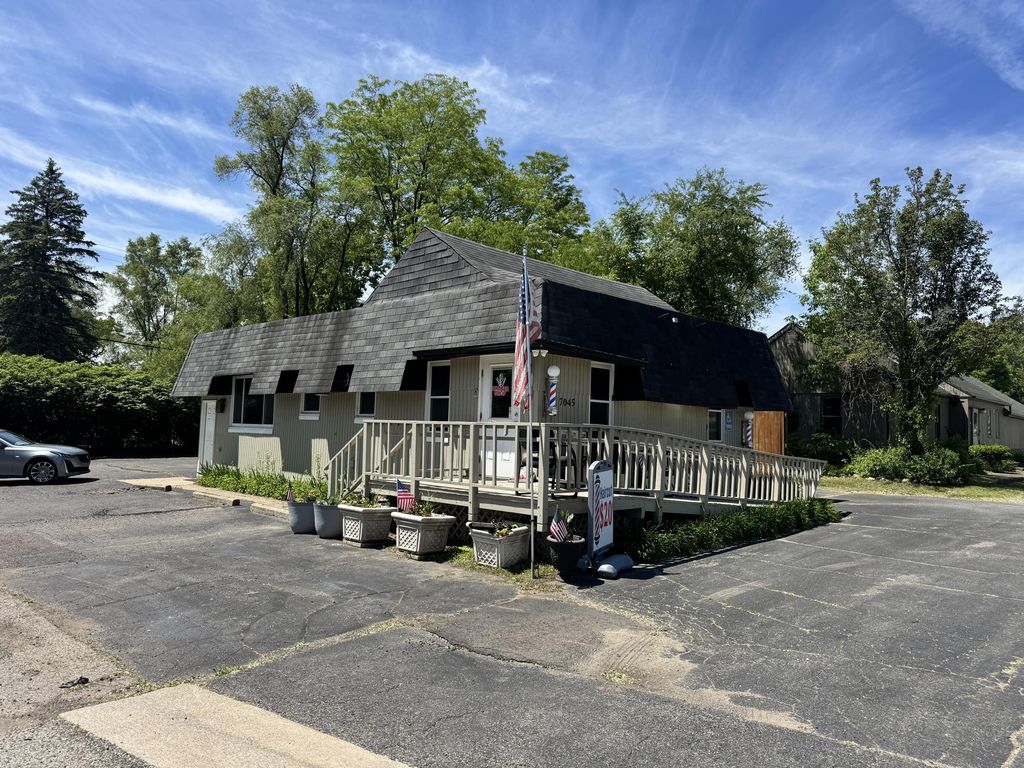7045 Cooley Lake Road, West Bloomfield charter township