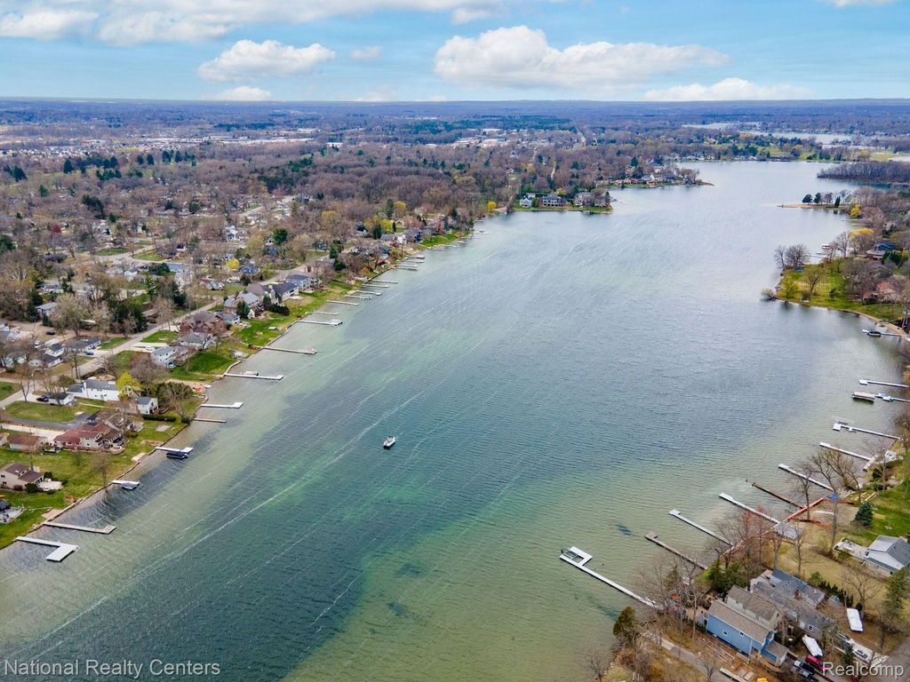 6978 Colony Dr, West Bloomfield charter township