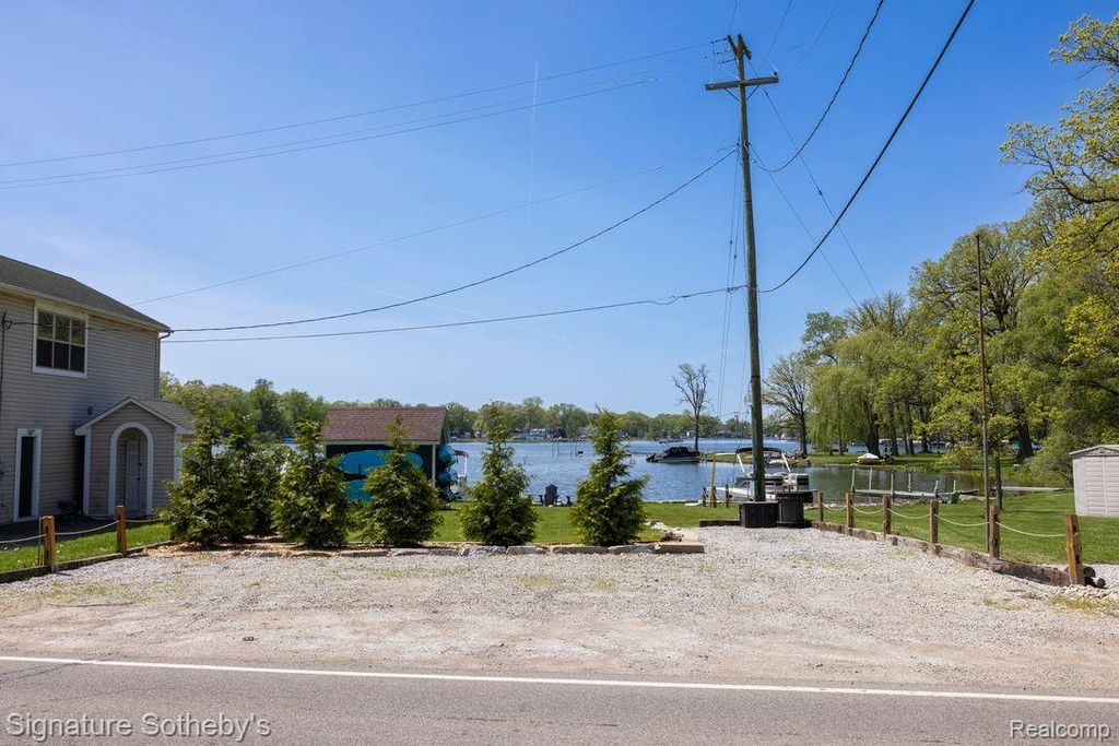 1716 S Hughes Road, Genoa township