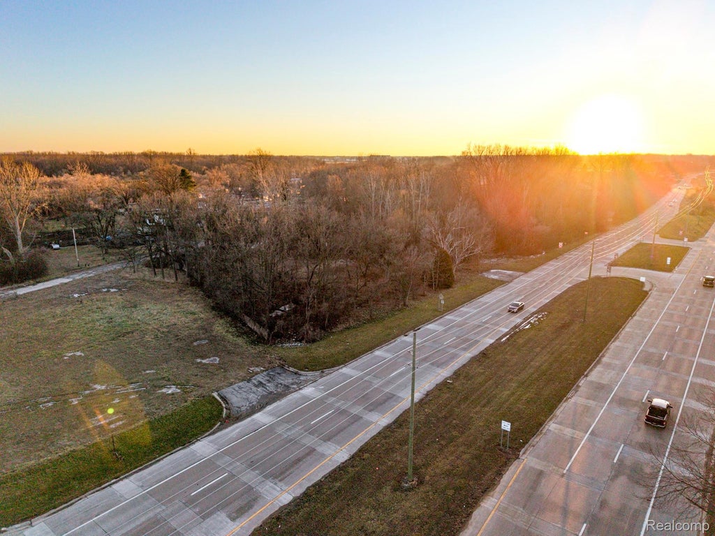 50841 Michigan Avenue, Van Buren charter township