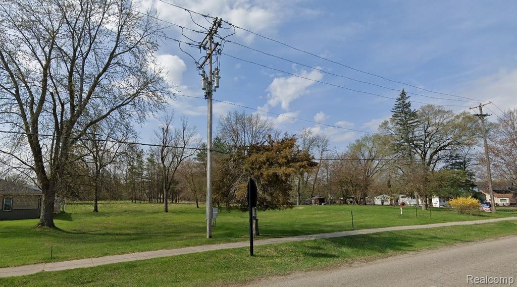 2043 S Long Lake Road, Fenton city
