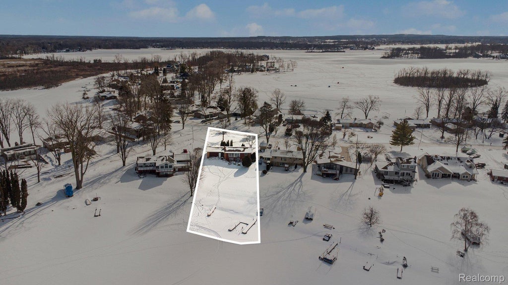 4100 Four Lakes Avenue, Fenton charter township