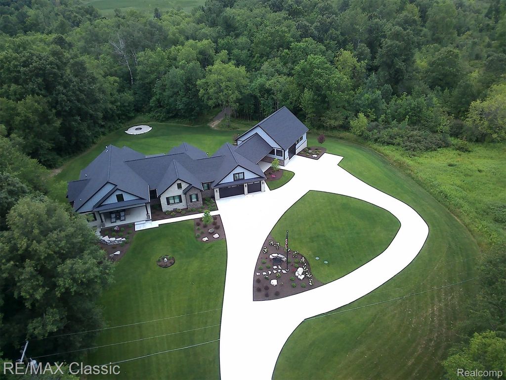 2866 Pine Bluffs Ct, Highland charter township