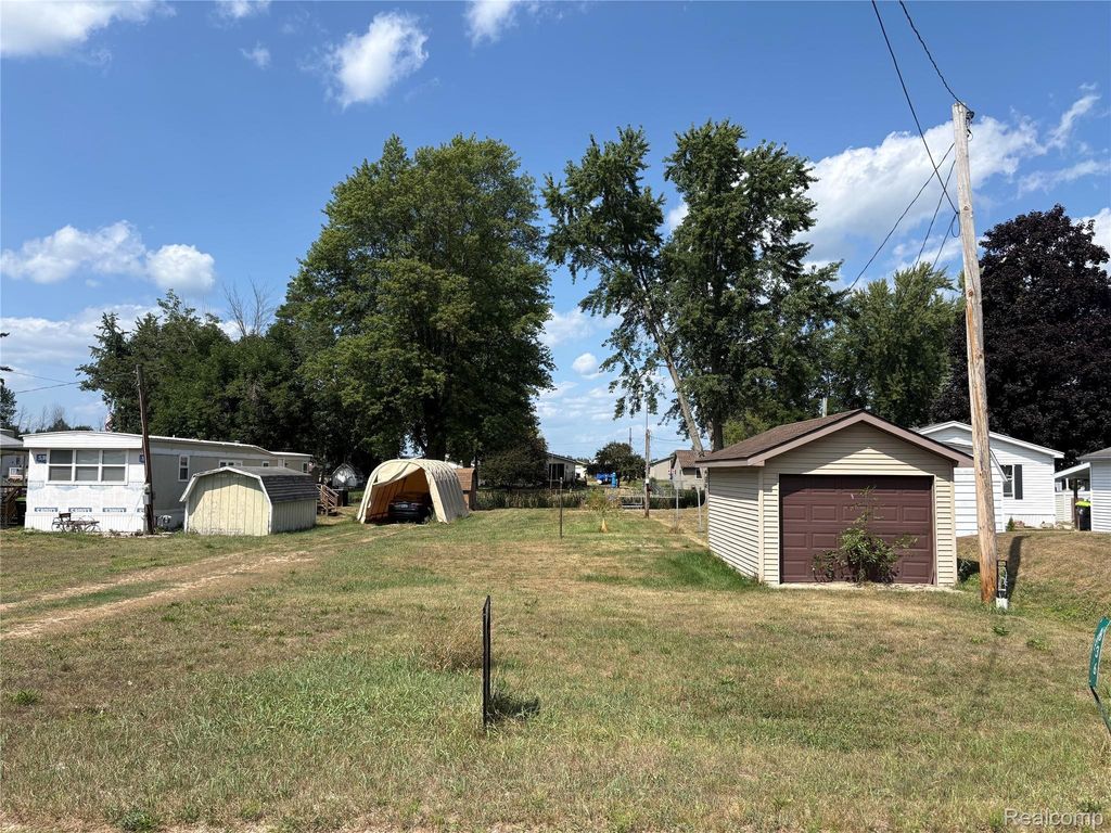 336 Twin Lake Road, Tobacco township