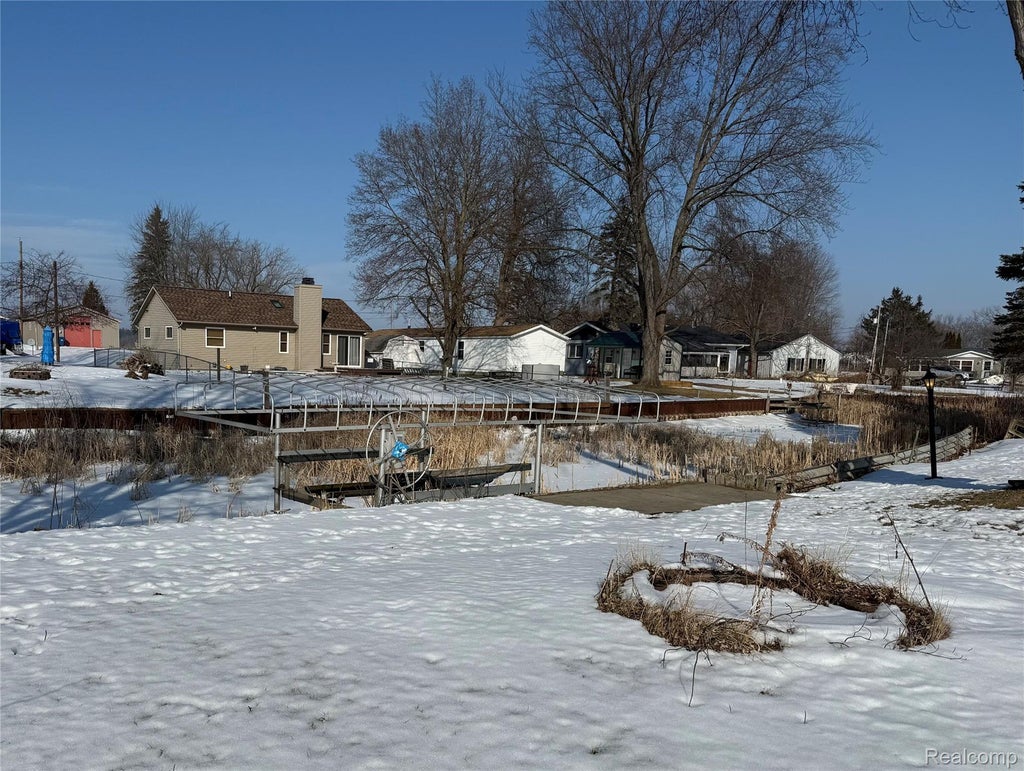 336 Twin Lake Road, Tobacco township