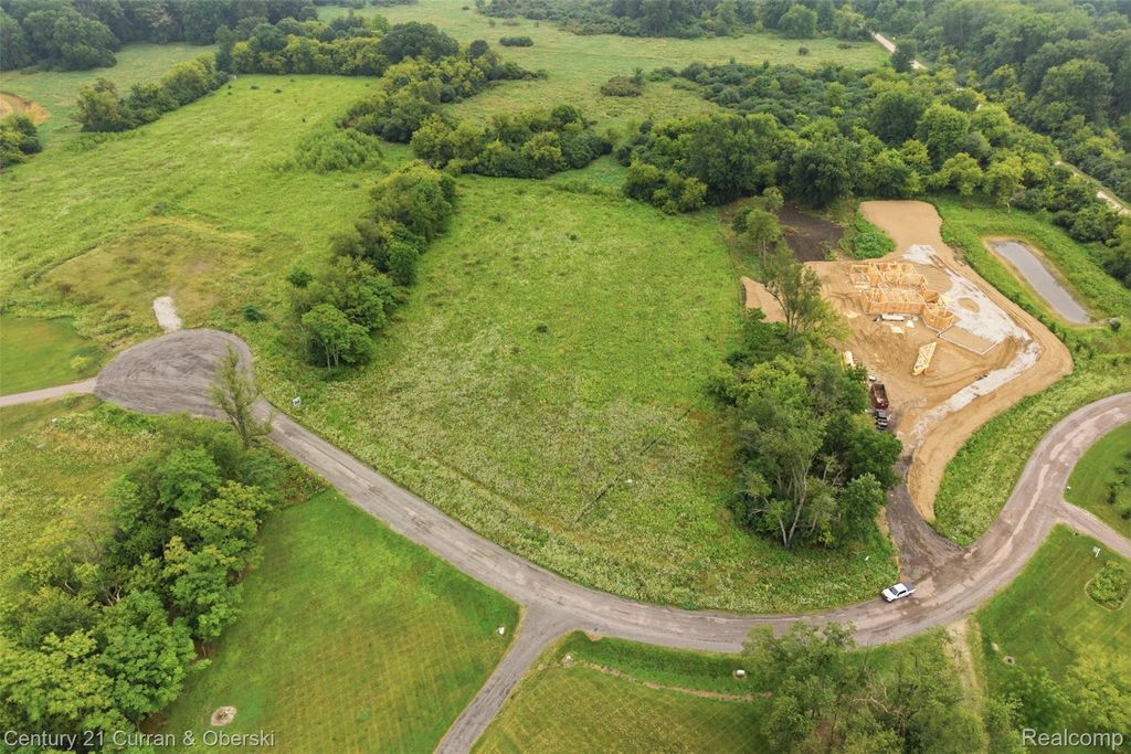943 Serenity Way, Scio township