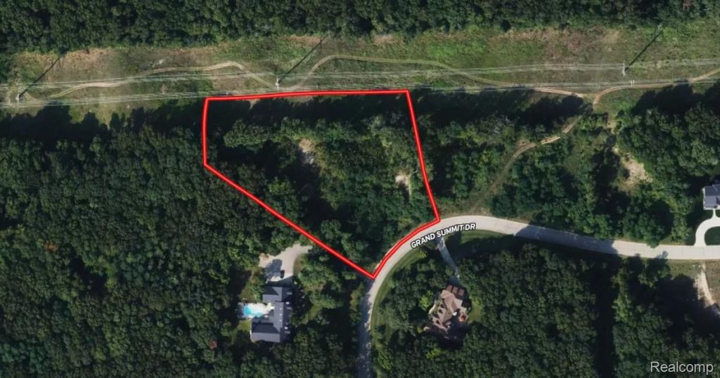 9373 Grand Summit Drive, Tyrone township