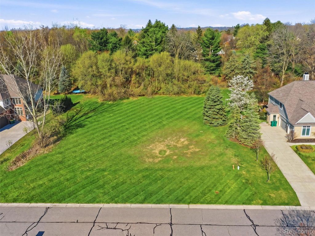 4672 Woodland Hills Drive, Oakland charter township