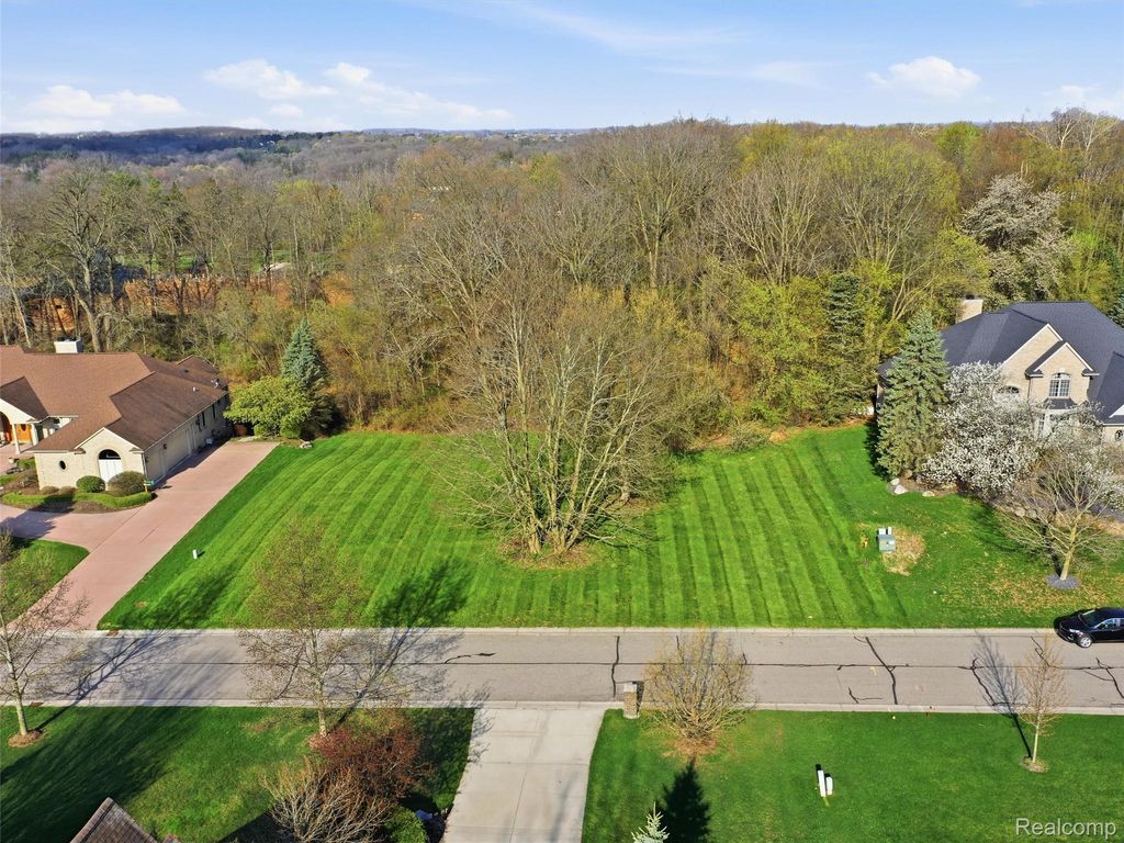 4710 Woodland Hills Drive, Oakland charter township