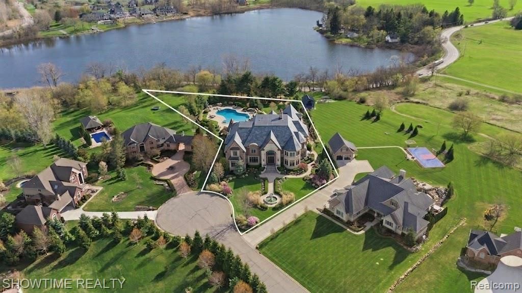 69225 Lake Point Court, Romeo