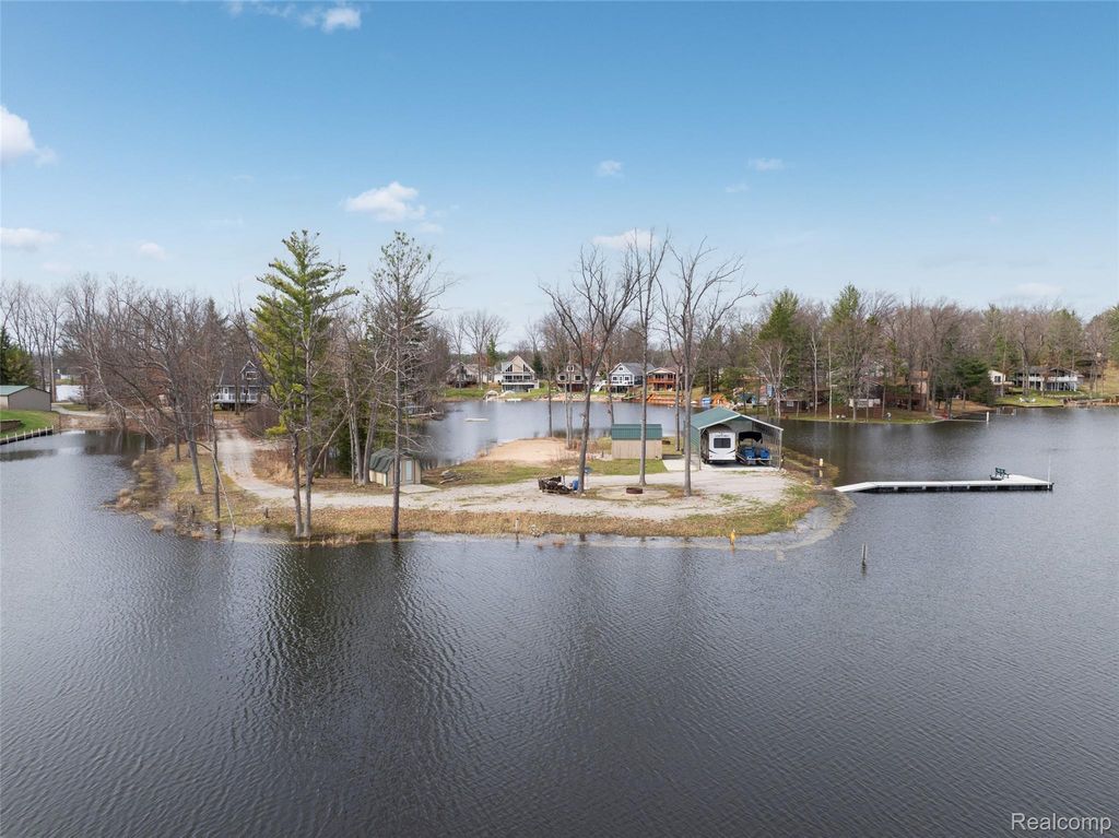 1872 Indianwood Loop, Mills township