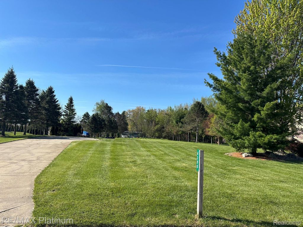 4299 Lake Farms Court, Fenton charter township