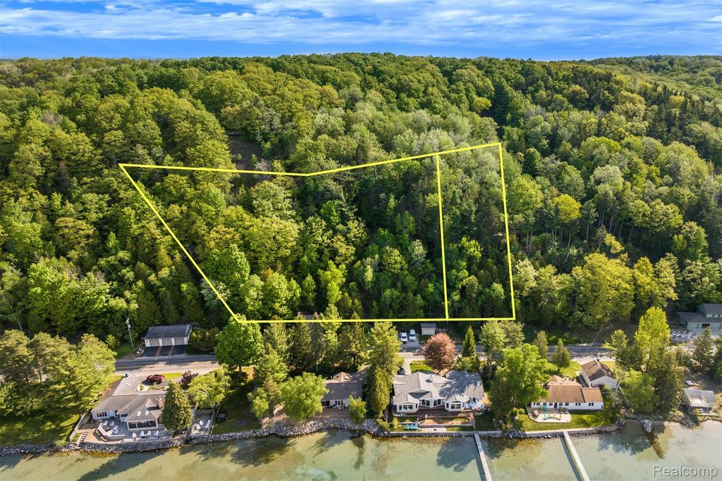 Private Spring Valley Drive, Lake township