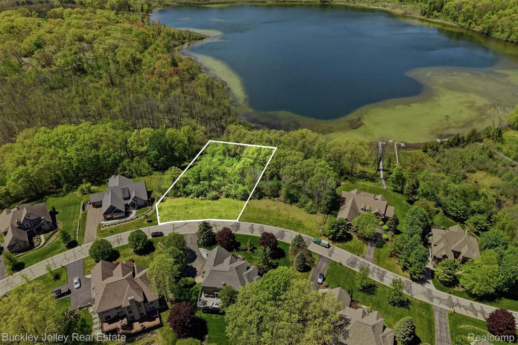 5988 Nottingham Point, Hamburg township