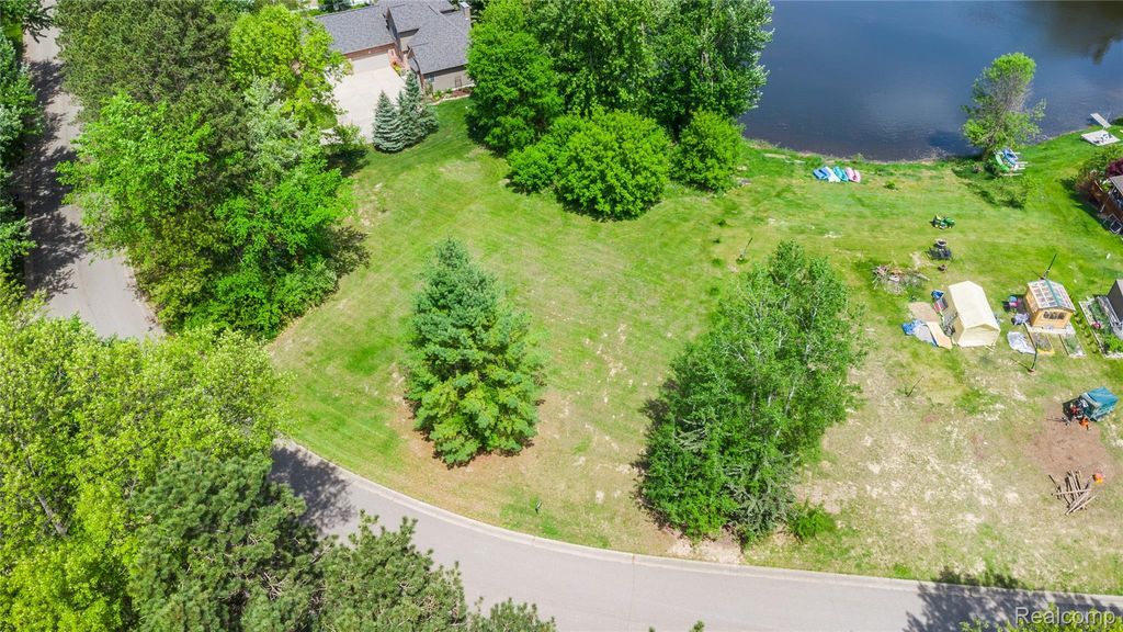 9076 Pineview Lake Court, Argentine township