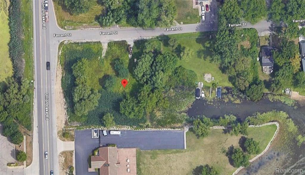 8185 Farrant Street, Commerce charter township