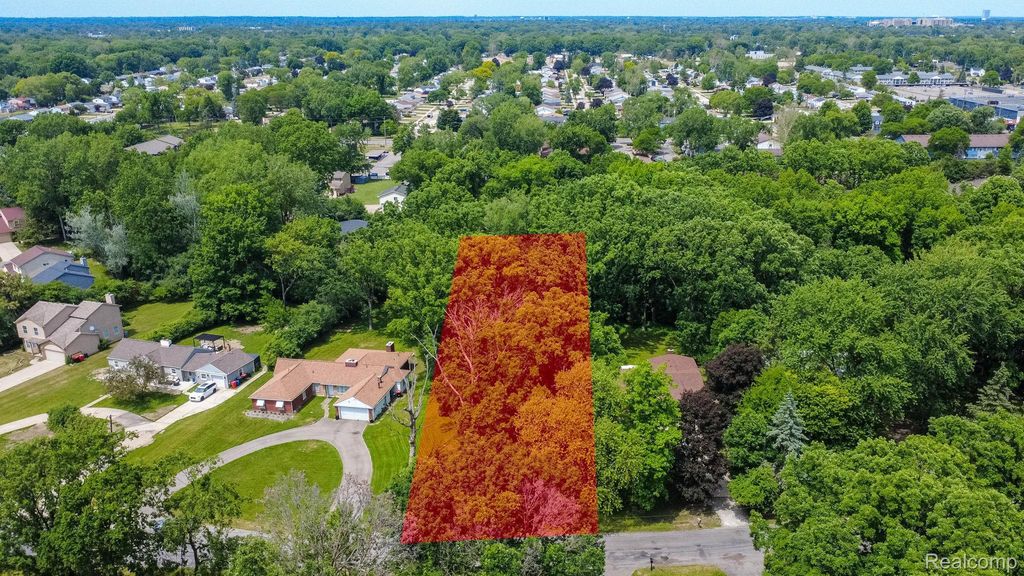 16034 Meadowood Avenue, Southfield city