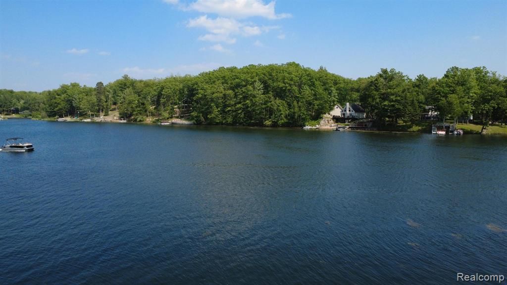 1872 Indianwood Loop, Mills township