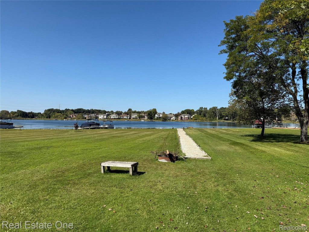 2910 Loon Drive, Wixom city
