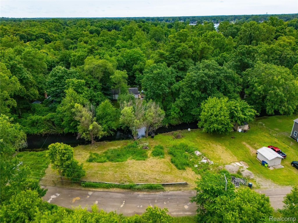 9731 Portage Trail, White Lake charter township