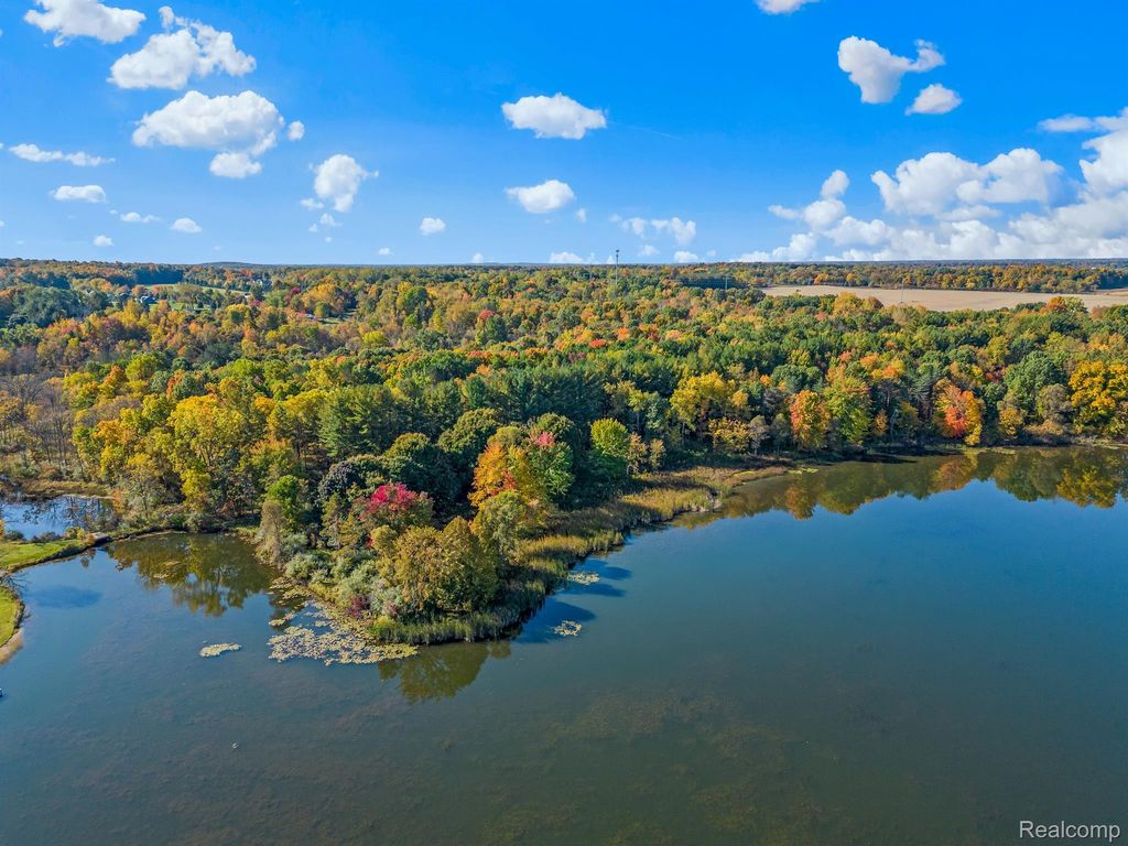 4695 Waterwood Way, Howell township