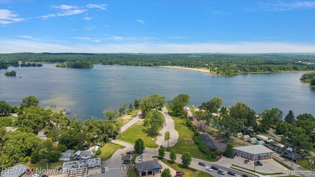 8300 Pontiac Lake Road, White Lake charter township