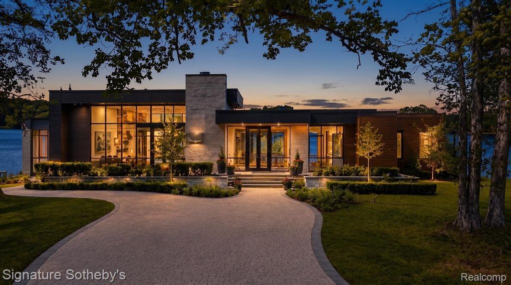 9485 Lakeview Drive, Dexter township
