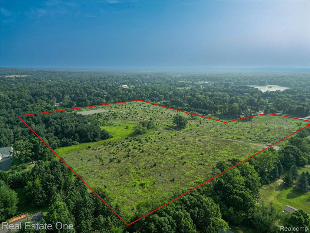 1915 N Hickory Ridge Road, Highland charter township