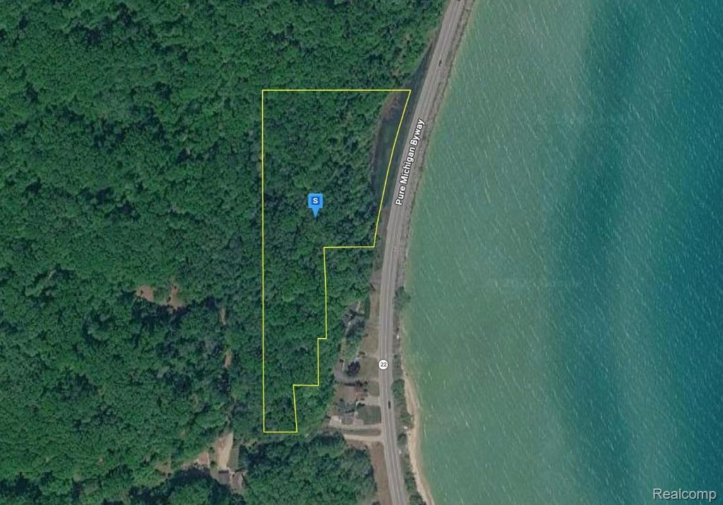 8850 S West Bay Shore Drive, Elmwood charter township