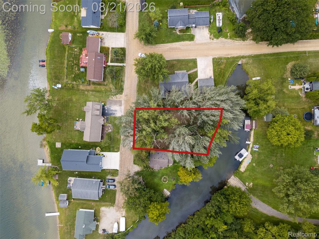 Island Court, Hartland township